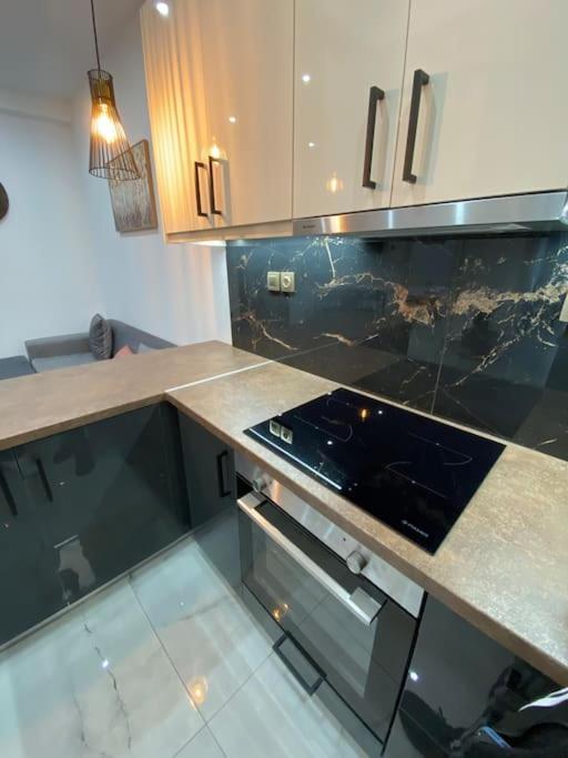 καινούργιο υπέροχο δίπλα στο μετρό Apartment Athens
